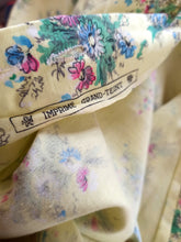Laden Sie das Bild in den Galerie-Viewer, 1940s 1950s - FRANCE - Gorgeous Yellow Floral Cotton Blouse - W30 (76cm)
