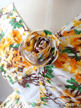 Laden Sie das Bild in den Galerie-Viewer, 1950s 1960s - Precious Floral Textured Cotton Dress - W25 (64cm)

