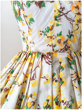 Laden Sie das Bild in den Galerie-Viewer, 1950s 1960s - Precious Floral Textured Cotton Dress - W25 (64cm)
