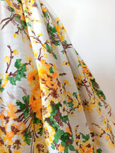 Laden Sie das Bild in den Galerie-Viewer, 1950s 1960s - Precious Floral Textured Cotton Dress - W25 (64cm)
