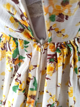 Laden Sie das Bild in den Galerie-Viewer, 1950s 1960s - Precious Floral Textured Cotton Dress - W25 (64cm)
