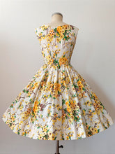 Laden Sie das Bild in den Galerie-Viewer, 1950s 1960s - Precious Floral Textured Cotton Dress - W25 (64cm)
