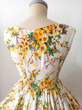 Laden Sie das Bild in den Galerie-Viewer, 1950s 1960s - Precious Floral Textured Cotton Dress - W25 (64cm)
