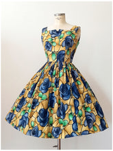 Laden Sie das Bild in den Galerie-Viewer, 1950s 1960s - Spectacular Roseprint Cotton Dress - W26 (66cm)
