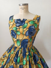 Laden Sie das Bild in den Galerie-Viewer, 1950s 1960s - Spectacular Roseprint Cotton Dress - W26 (66cm)
