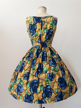 Laden Sie das Bild in den Galerie-Viewer, 1950s 1960s - Spectacular Roseprint Cotton Dress - W26 (66cm)
