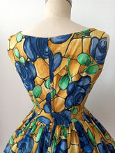Laden Sie das Bild in den Galerie-Viewer, 1950s 1960s - Spectacular Roseprint Cotton Dress - W26 (66cm)
