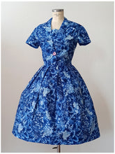 Laden Sie das Bild in den Galerie-Viewer, 1950s 1960s - Gorgeous Floral Satin Dress - W28.5 (72cm)
