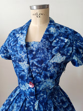 Laden Sie das Bild in den Galerie-Viewer, 1950s 1960s - Gorgeous Floral Satin Dress - W28.5 (72cm)
