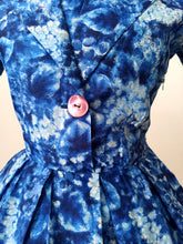 Laden Sie das Bild in den Galerie-Viewer, 1950s 1960s - Gorgeous Floral Satin Dress - W28.5 (72cm)
