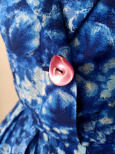 Laden Sie das Bild in den Galerie-Viewer, 1950s 1960s - Gorgeous Floral Satin Dress - W28.5 (72cm)
