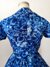 Laden Sie das Bild in den Galerie-Viewer, 1950s 1960s - Gorgeous Floral Satin Dress - W28.5 (72cm)
