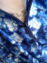 Laden Sie das Bild in den Galerie-Viewer, 1950s 1960s - Gorgeous Floral Satin Dress - W28.5 (72cm)
