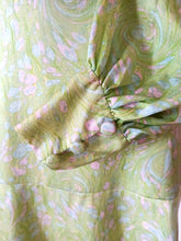 Cargar imagen en el visor de la galería, 1960s - Beautiful Green Silk Dress - W32 (82cm)
