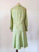 Cargar imagen en el visor de la galería, 1960s - Beautiful Green Silk Dress - W32 (82cm)
