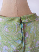 Cargar imagen en el visor de la galería, 1960s - Beautiful Green Silk Dress - W32 (82cm)
