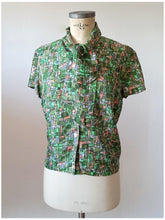 Cargar imagen en el visor de la galería, 1960s - Fabulous Green Abstract Satin Rayon Blouse - Sz 44
