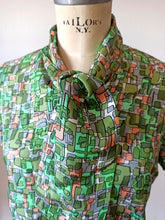 Cargar imagen en el visor de la galería, 1960s - Fabulous Green Abstract Satin Rayon Blouse - Sz 44
