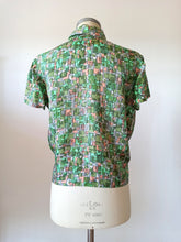 Cargar imagen en el visor de la galería, 1960s - Fabulous Green Abstract Satin Rayon Blouse - Sz 44
