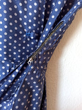 Laden Sie das Bild in den Galerie-Viewer, 1940s - Adorable Dotted Dress  - W24.5 (62cm)
