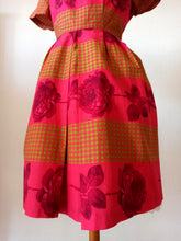 Cargar imagen en el visor de la galería, 1950s 1960s - Stunning Roseprint Dress - W30 (76cm)
