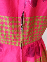 Cargar imagen en el visor de la galería, 1950s 1960s - Stunning Roseprint Dress - W30 (76cm)
