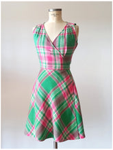 Cargar imagen en el visor de la galería, 1960s 1970s - BETTY BARCLAY - Adorable Plaid Dress - W27 (68cm)
