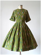 Laden Sie das Bild in den Galerie-Viewer, 1950s - Dreamy Romantic Novelty Cotton Dress - W26 (66cm)
