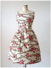 Laden Sie das Bild in den Galerie-Viewer, 1950s 1960s - Adorable Floral Roseprint Cotton Dress - W30 (76cm)
