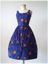 Laden Sie das Bild in den Galerie-Viewer, 1950s 1960s - Stunning French Roseprint Cotton Dress - W27 (68cm)
