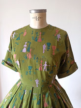 Laden Sie das Bild in den Galerie-Viewer, 1950s - Dreamy Romantic Novelty Cotton Dress - W26 (66cm)
