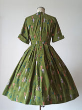 Laden Sie das Bild in den Galerie-Viewer, 1950s - Dreamy Romantic Novelty Cotton Dress - W26 (66cm)
