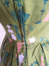 Laden Sie das Bild in den Galerie-Viewer, 1950s - Dreamy Romantic Novelty Cotton Dress - W26 (66cm)
