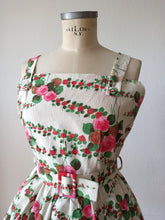 Laden Sie das Bild in den Galerie-Viewer, 1950s 1960s - Adorable Floral Roseprint Cotton Dress - W30 (76cm)
