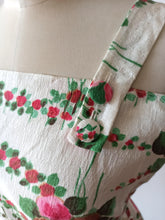 Laden Sie das Bild in den Galerie-Viewer, 1950s 1960s - Adorable Floral Roseprint Cotton Dress - W30 (76cm)
