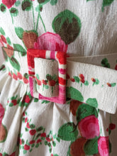 Laden Sie das Bild in den Galerie-Viewer, 1950s 1960s - Adorable Floral Roseprint Cotton Dress - W30 (76cm)
