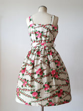 Laden Sie das Bild in den Galerie-Viewer, 1950s 1960s - Adorable Floral Roseprint Cotton Dress - W30 (76cm)
