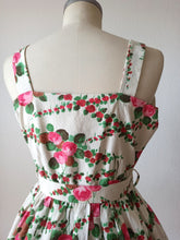 Laden Sie das Bild in den Galerie-Viewer, 1950s 1960s - Adorable Floral Roseprint Cotton Dress - W30 (76cm)
