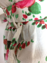 Laden Sie das Bild in den Galerie-Viewer, 1950s 1960s - Adorable Floral Roseprint Cotton Dress - W30 (76cm)
