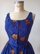Laden Sie das Bild in den Galerie-Viewer, 1950s 1960s - Stunning French Roseprint Cotton Dress - W27 (68cm)
