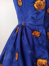 Laden Sie das Bild in den Galerie-Viewer, 1950s 1960s - Stunning French Roseprint Cotton Dress - W27 (68cm)
