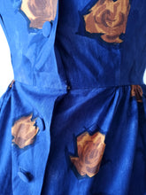 Laden Sie das Bild in den Galerie-Viewer, 1950s 1960s - Stunning French Roseprint Cotton Dress - W27 (68cm)
