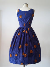 Laden Sie das Bild in den Galerie-Viewer, 1950s 1960s - Stunning French Roseprint Cotton Dress - W27 (68cm)
