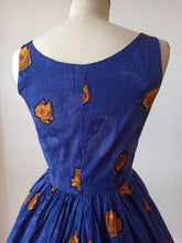 Laden Sie das Bild in den Galerie-Viewer, 1950s 1960s - Stunning French Roseprint Cotton Dress - W27 (68cm)
