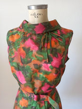 Cargar imagen en el visor de la galería, 1960s - DEADSTOCK - Stunning Abstract Floral Dress - W29&quot; (74cm)
