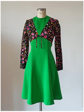Laden Sie das Bild in den Galerie-Viewer, 1960s - Fabulous Green Floral Dress - W31 (80cm)

