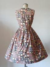 Cargar imagen en el visor de la galería, 1950s 1960s - Gorgeous Abstract Cotton Dress - W30 (76cm)
