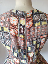Cargar imagen en el visor de la galería, 1950s 1960s - Gorgeous Abstract Cotton Dress - W30 (76cm)
