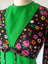 Laden Sie das Bild in den Galerie-Viewer, 1960s - Fabulous Green Floral Dress - W31 (80cm)
