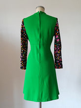 Laden Sie das Bild in den Galerie-Viewer, 1960s - Fabulous Green Floral Dress - W31 (80cm)
